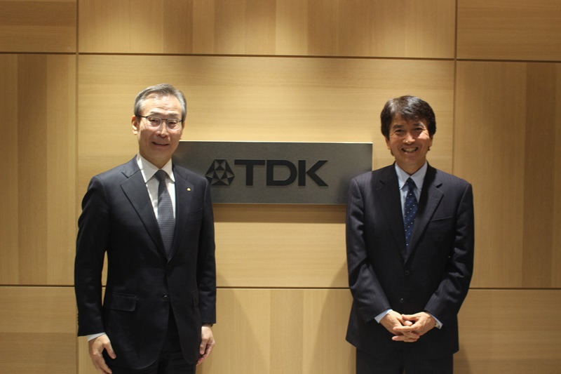 (写真)TDK株式会社との意見交換 齋藤代表取締役社長執行役員CEO(左)、河西特許庁長官(右)