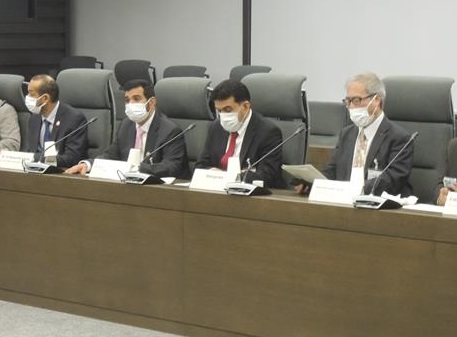 (photo-2) Exchanging opinions