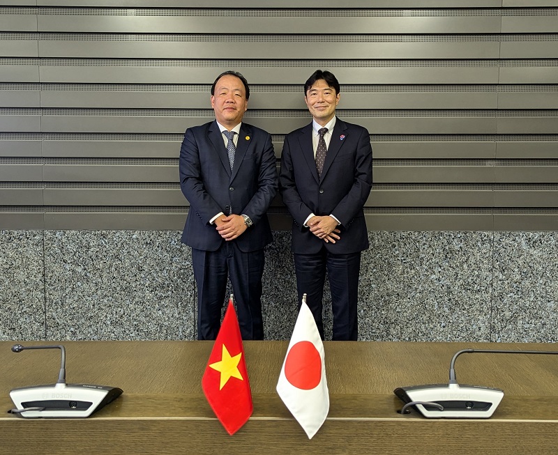 (Photo)Bilateral Meeting between the DMS and the JPO
Mr. Tran Huu Linh, Director General of the DMS (left) and Mr. TAKIZAWA Go, Director-General of the Policy Planning and Coordination Department, the JPO (right)