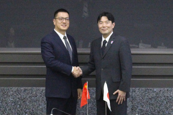 (Photo-1) Mr. LI Ming, Deputy Director-General of the MOFCOM Department of Treaty and Law (left) and Mr. TAKIZAWA Go, Director-General of the Policy Planning and Coordination Department, the JPO (right)
