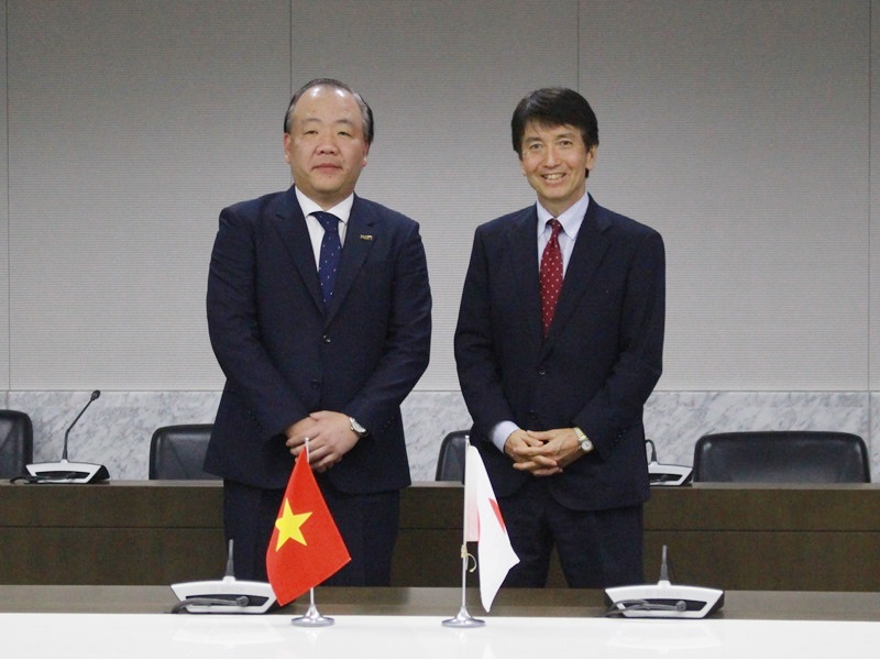 (Photo) Bilateral Meeting between the DMS and the JPO
Mr. Tran Huu Linh, Director General of the DMS (left) and Mr. KASAI Yasuyuki, Commissioner of the JPO (right)
