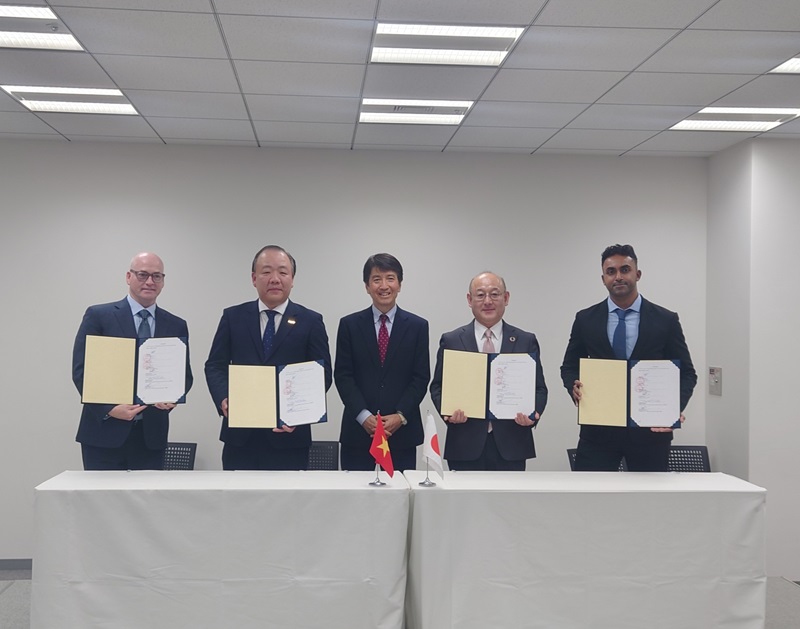 (Photo) Signing Ceremony for the MOU between the Vietnam-based e-commerce platforms, the IIPPF, the DMS
From left: Lazada official, Director General Linh of the DMS, Commissioner KASAI of the JPO, Chair KOBAYASHI of the IIPPF, and TikTok Shop official