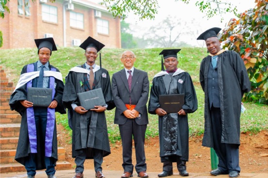 (Image)Photo of graduates and Japanese Ambassador to Zimbabwe at the MIP program's graduation ceremony(Photo: Ministry of Foreign Affairs of Japan)