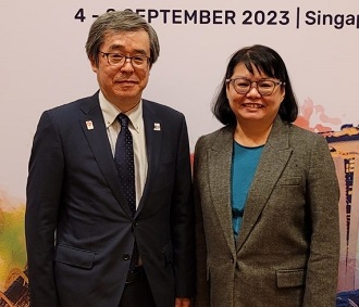 (Photo) Bilateral meeting with Chief Executive Rena Lee (Singapore)