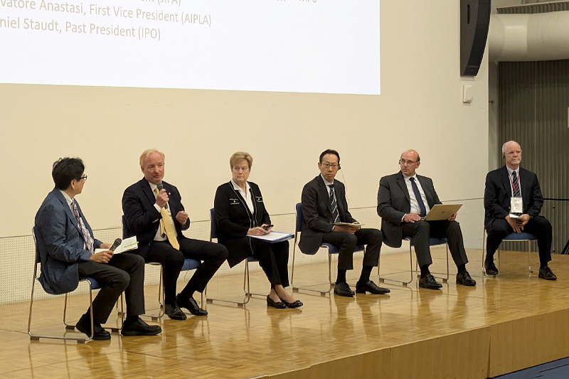 Photo - Panel discussion B. From left to right: Dr. OSHIMA (Science Tokyo), Mr. Campinos (EPO), Ms. Jorgenson (WIPO), Mr. WAKASHIRO (JIPA), Mr. Anastasi (AIPLA), Mr. Staudt (IPO)