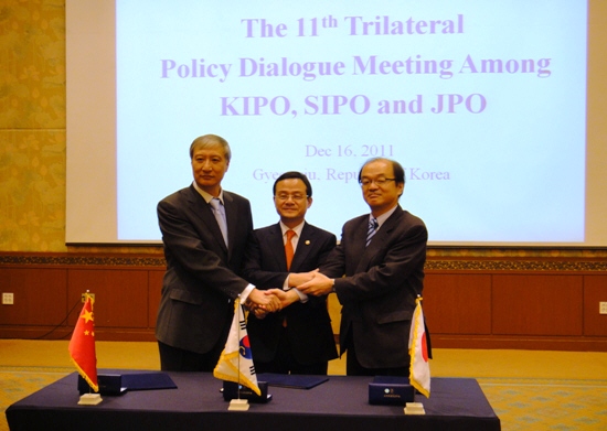 from left to right; Commissioner Tian of SPO, Commissioner Lee of KIPO and Commissioner Iwai of JPO at the Trilateral meeting among KIPO, SIPO and JPO