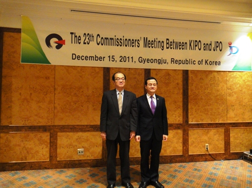 At the JPO-KIPO Commissioners Meeting; Commissioner Iwai of JPO (left) and Commissioner Lee of KIPO (right)