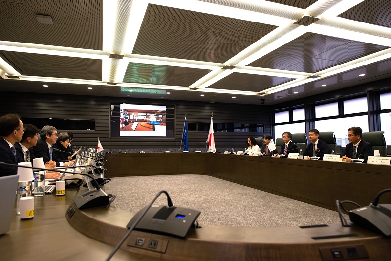 Photo - Meeting at the JPO(Third from left in front: Commissioner Hamano, Second from right in front: Director General Tang)