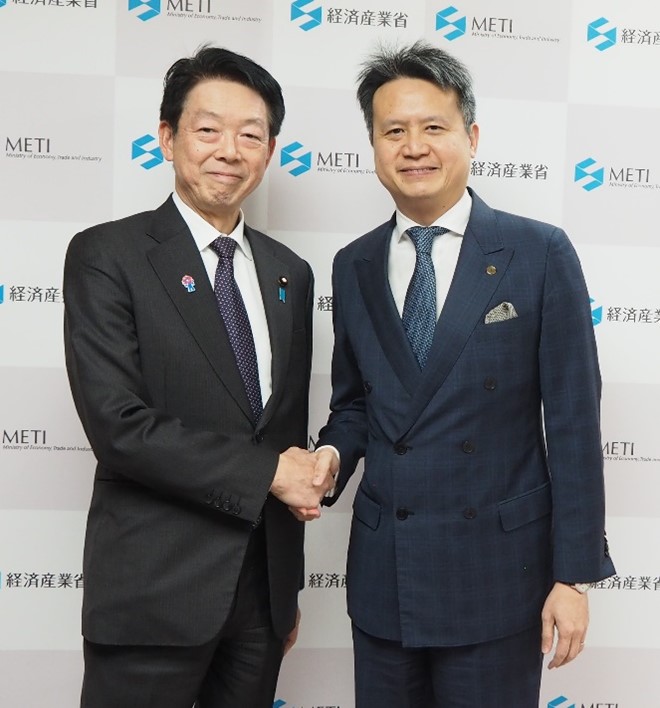 Photo - From left: Mr. MUTO, Minister of Economy, Trade and Industry and WIPO Director General Tang