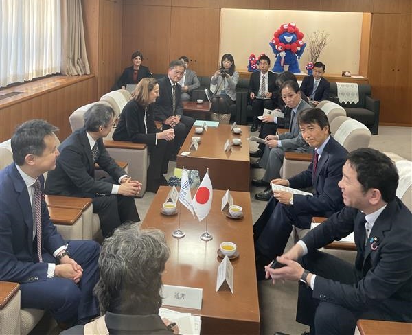 Photo - Left front: Director General Tang
Right front: Parliamentary Vice-Minister OCHI 2nd from right in front: JPO Commissioner KASAI 3rd from right in front: JPO Deputy Commissioner YASUDA