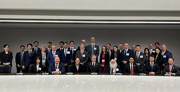 (photo01)AIPLA Visits the JPO to Exchange Opinions
