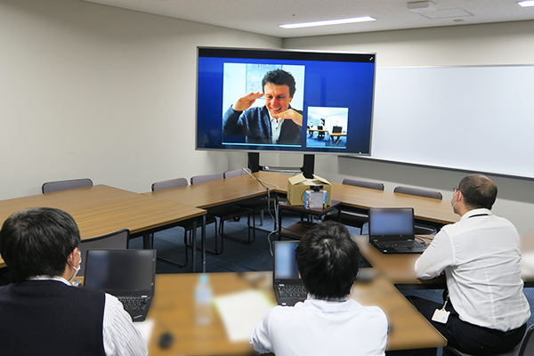 (photo) Online discussion