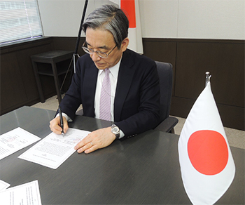 photo:JPO Commissioner Kasutani signing the MOC.
