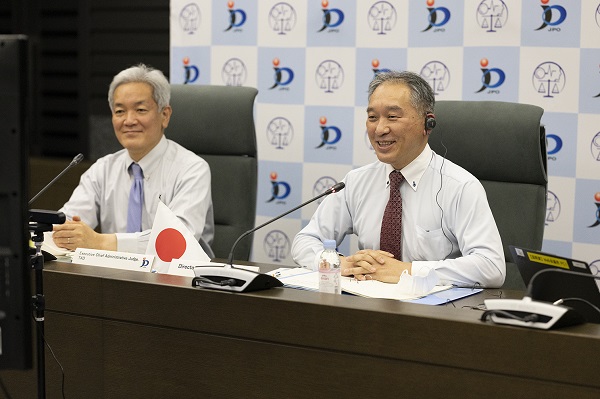 (Photo-2) JPO’s Director-General KATSURA, chair of the Meeting (Right)JPO’s Executive Chief Administrative Judge HATTORI (Left)