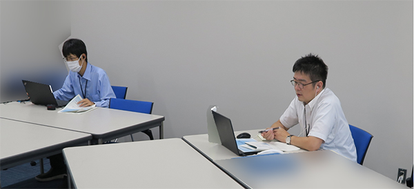(Photo2) The Examiner's Conference
