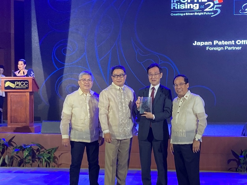 (Photo-1) Photo of the ceremonyDirector General Barba of the IPOPHL (second from left),Minister Nakata of the Embassy of Japan in the Philippines (third from left）