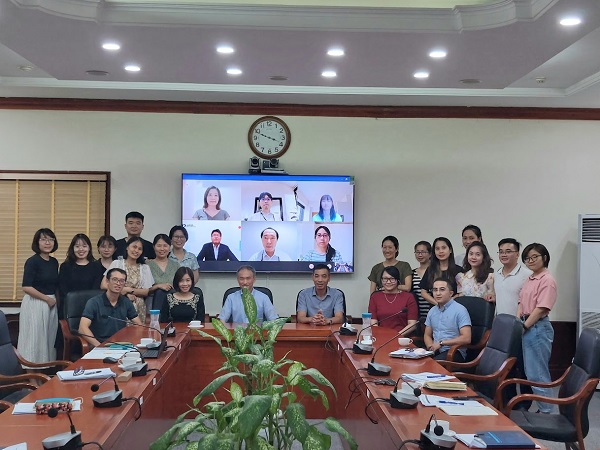 （Photo-3）Lecturers and participants