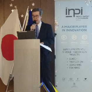 （Photo-2）Commissioner HAMANO of the JPO delivers remarks at the seminar