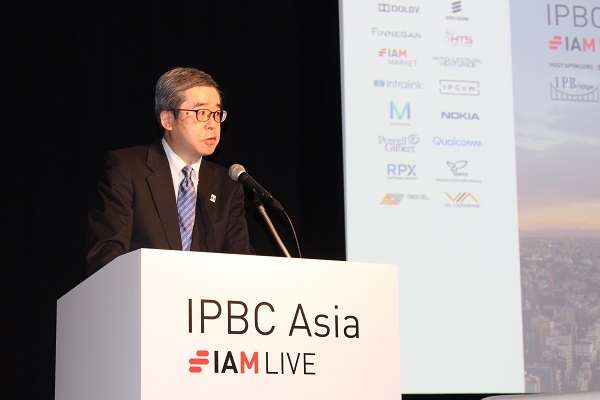 （Photo-1）JPO Commissioner Hamano, delivering a keynote speech