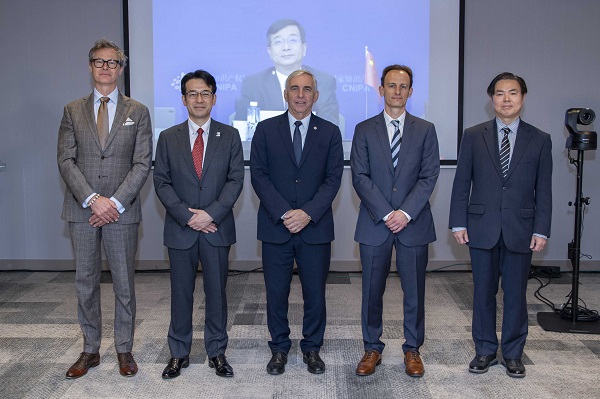 (photo-3) Mr. Nonaka (second from left), Director-General of the Patent and Design Examination Department of the JPO, and representatives from the ID5 Offices and WIPO