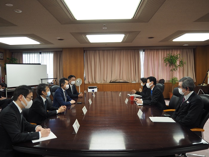 (photo-2) Third from left in front: Director General Tang, Right front: JPO Commissioner Hamano, Second from right in front: Minister Nishimura