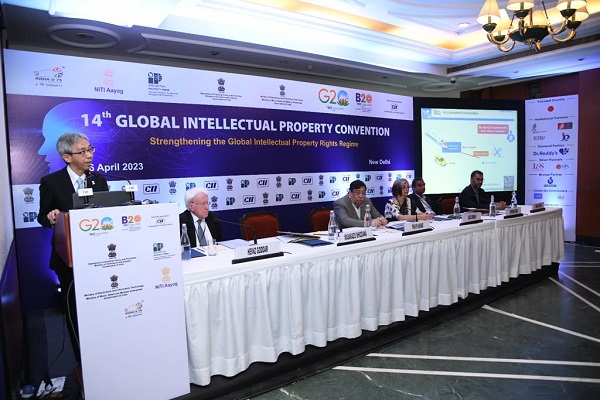 (Photo-2)Lecture by a JPO Expert