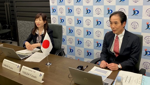 (Photo-2)Mr. YASUDA, Director-General of the Trial and Appeal Department, (right) and Ms. TAMURA, Executive Chief Administrative Judge, (left)