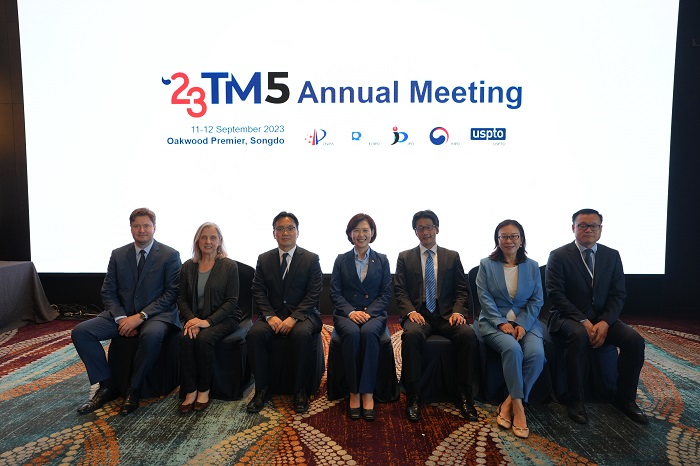 (photo-1) Representatives from TM5 offices and WIPO