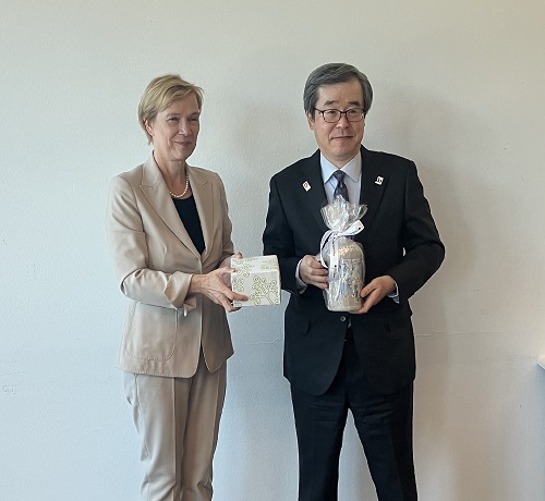 (photo-1) Ms. Eva Schewior (left), Mr. HAMANO Koichi (right)