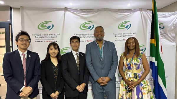 (Photo-1)Conference participants, including Director General MOROOKA (third from left) and Commissioner Voller (fourth from left)