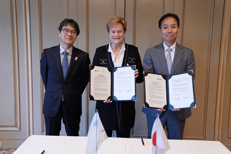 (Photo-1) From left, Mr. ONO, Ms. Jorgenson and Mr. YASUDA