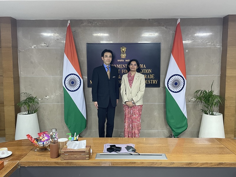 (Photo-1) Mr. Kitamura, Director-General of the Patent Examination Department (Chemistry, Life Science and Material Science) (Left) and Dr. Pande, Additional Secretary of DPIIT (Right)