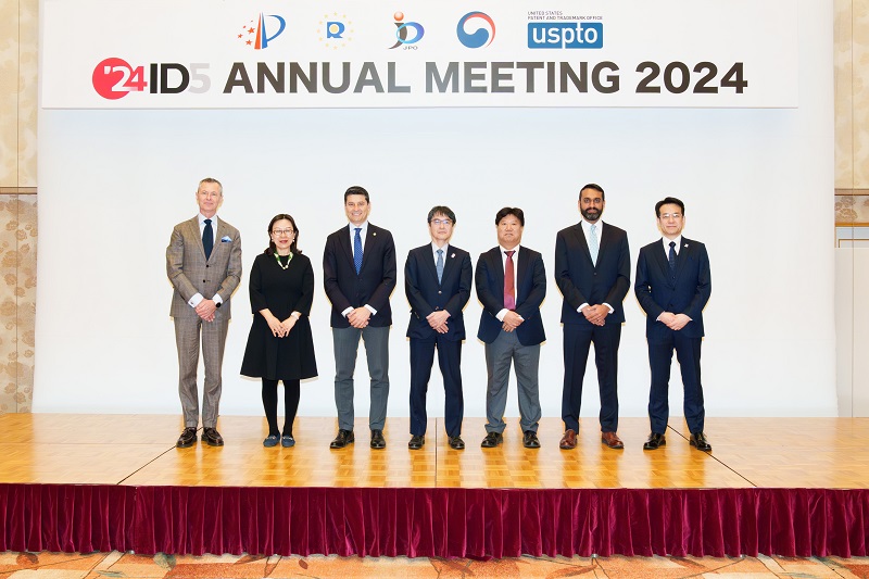 (Photo-1) Commissioner ONO (center), Director-General NONAKA (far right) and representatives of each of the ID5 Offices and WIPO