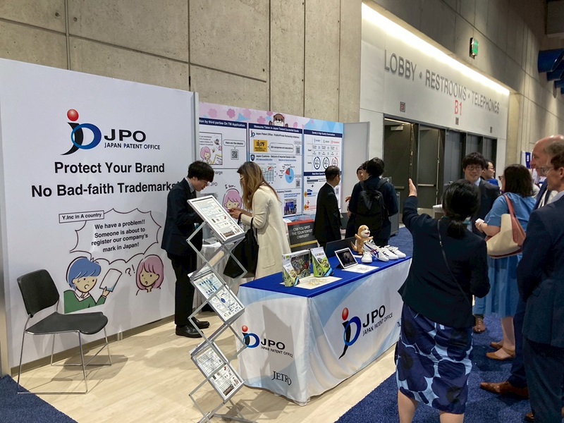 (Photo-4) A scene of many intellectual property stakeholders visiting the JPO booth