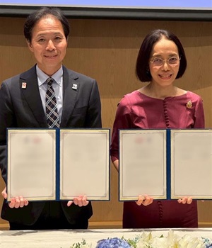 (Photo-2) Signing Ceremony of the Memorandum of Cooperation with Thailand - (Left) JPO Deputy Commissioner YASUDA Futoshi, <br>(Right) Director Nusara（Thailand）