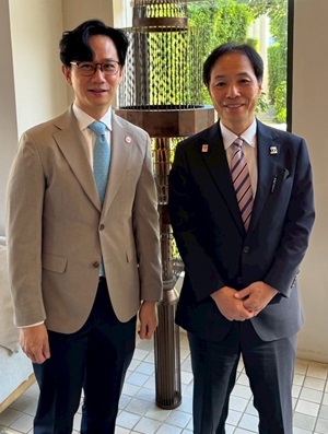 (Photo-5) Bilateral meeting with Chief executive Tan (Singapore), On the right is JPO Deputy Commissioner YASUDA Futoshi