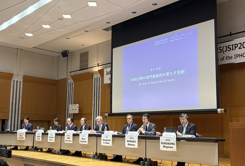 (Photo-2) Panel discussion in the plenary session