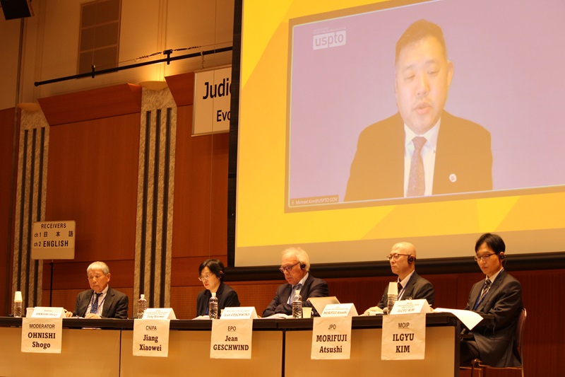 (Photo-3) Panel discussion in the Patent Office part