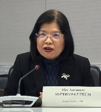 (Photo-2) Scene from the meeting - Director General Auramon