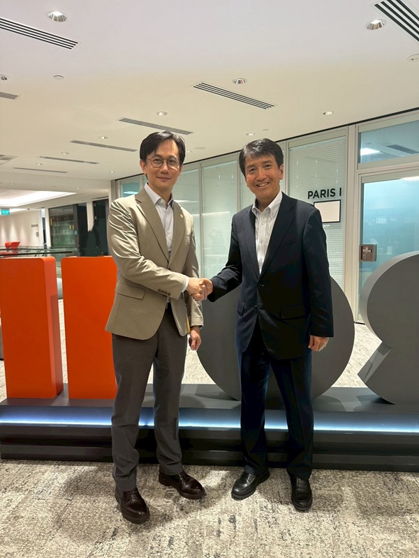 (Photo-1) Bileteral meeting with Intellectual Property Office of Singapore(IPOS) (Left; Chief Executive Mr. Tan, IPOS, Right：IPOSCommissioner KASAI, JPO)