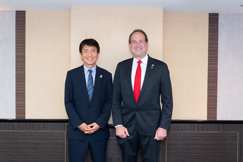 (Photo-1) Meeting with Mr. John Squires, Under Secretary of Commerce for Intellectual Property and Director of the United States Patent and Trademark Office, USPTO * Left to right, Mr. KASAI and Mr. Squires