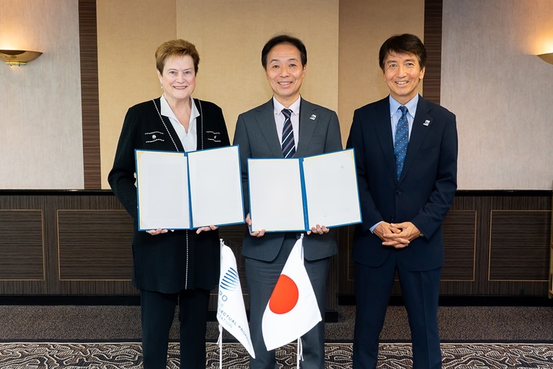 (Photo-2) Meeting with Ms. Lisa Jorgenson, Deputy Director General, WIPO * Left to right, Ms. Jorgenson, Mr. YASUDA and Mr. KASAI