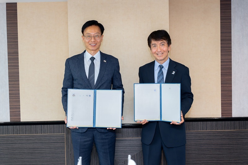 (Photo-4) Meeting with Dr. KIM Yong Sun, Minister, MOIP * Left to right, Mr. KIM and Mr. KASAI