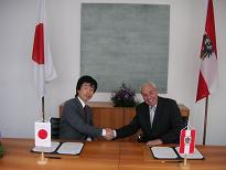 At the meeting in May 2009:Dr. R?dler, President of the APO and Mr. Suzuki, Commissioner of the JPO