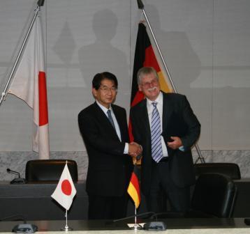 Photo of Mr. Koezuka, Commissioner of the JPO, and Dr. Schade, President of German Patent and Trade Mark Office