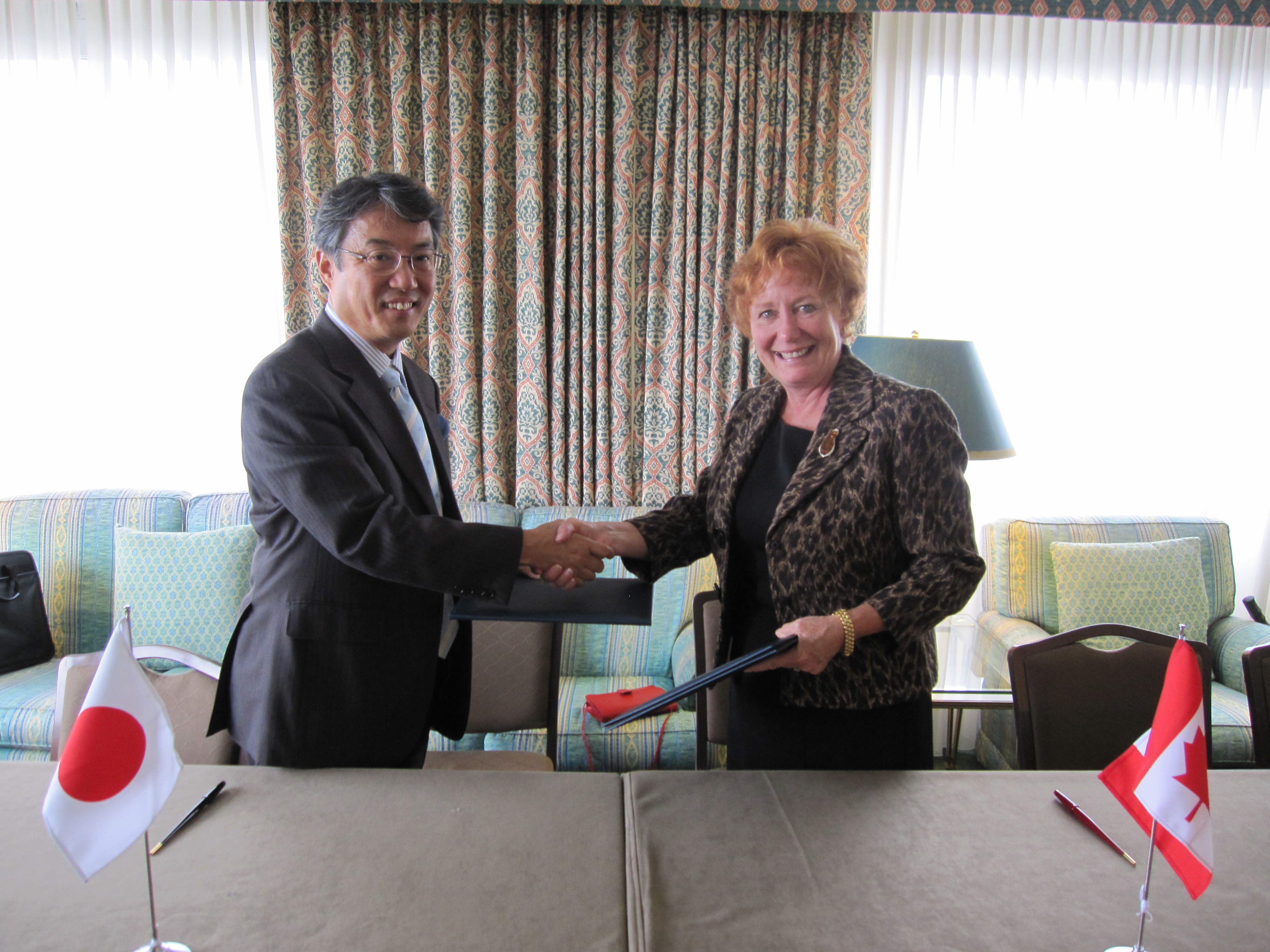 (At the meeting in September 2009:Ms. Carman, Commissioner of the CIPO and Mr. Hosono, Commissioner of the JPO)