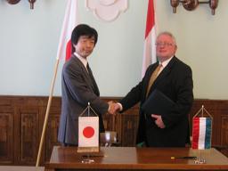 At the meeting in June 2009: Dr. Bendzsel, President of the HIPO and Mr. Suzuki, Commissioner of the JPO