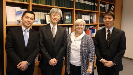 (photo-01) Ms. Beate Schmidt, President of the GFPC (the second from the right) and Mr. Ryuichi Kubo, Director of the Board of Trial and Appeal of the JPO (the second from the left)