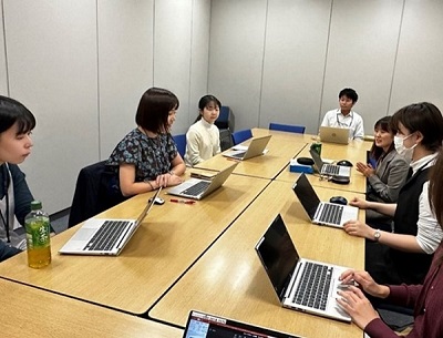 （写真）庁内インタビューの様子