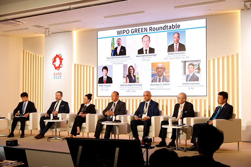 （写真）WIPO GREENラウンドテーブル前半の様子　（左から河西長官、アレクサンドル・ロドリゲス氏 (INPI-Br)、ガブリエラ・アレグリア・トロンコソ氏 (INAPI)、サイソムペット・ノーラシン氏 (DIP)、シャムレット・ガルシア氏 (IPOPHL)、別宮 智徳氏 (JIPA SDGs WGリーダー)、大山 栄成氏 (WIPO)）